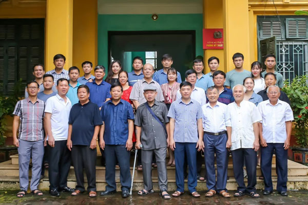 Ông Thành (người chính giữa bức ảnh) đi họp mặt bạn bè tháng 3/2019